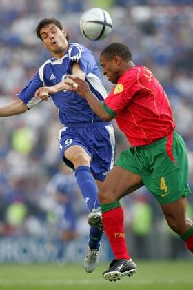 Jorge Andrade (Portugal, re.) gegen Angelos Charisteas (Griechenland) Fußball EM Herren Euro 2004, Europameisterschaft, Länderspiel, Nationalmannschaft, Nationalteam, Gruppe A, Gruppe Porto Dynamik,