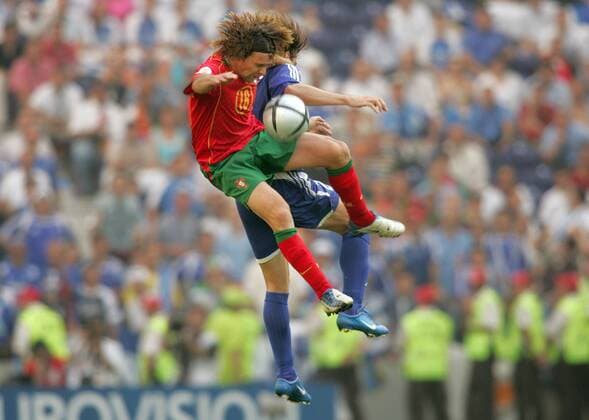 Maniche (Portugal, vorn) gegen Seitaridis (Griechenland) Fußball EM Herren Euro 2004, Europameisterschaft, Länderspiel, Nationalmannschaft, Nationalteam, Gruppe A, Gruppe Porto Dynamik,