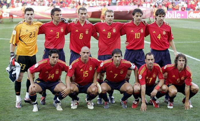 Mannschaftsfoto Spanien hi.v.li.: Torwart Iker Casillas, Carlos Marchena, Ivan Helguera, Ruben Baraja, Fernando Morientes, David Albelda, vorn: Vicente, Raul Bravo, Raul Gonzalez, Joseba Etxeberria, Carles Puyol Fußball EM Herren Euro 2004, Europameisterschaft, Länderspiel, Nationalmannschaft, Nationalteam, Gruppe A, Totale Faro