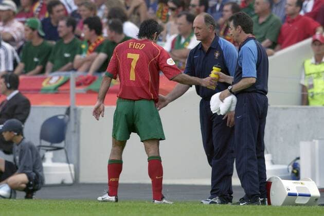 Luis Figo (li.) im Gespräch mit Nationaltrainer Luiz Felipe Scolari (Mitte, beide Portugal) Fußball EM Herren Euro 2004, Europameisterschaft, Länderspiel, Nationalmannschaft, Nationalteam, Gruppe A Gruppe Porto