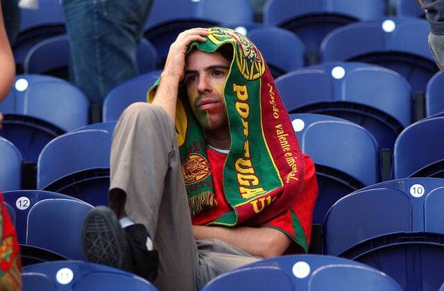 Portugiesischer Fan kauert nach der Niederlage deprimiert auf seinem Sitzplatz Fußball EM Herren Euro 2004, Europameisterschaft, Länderspiel, Nationalmannschaft, Nationalteam, Gruppe A Einzelbild Porto Enttäuschung, Verzweiflung