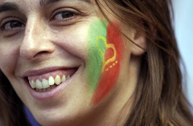 Weiblicher Fan hat ein Herz für Portugal Fußball EM Herren Euro 2004, Europameisterschaft, Länderspiel, Nationalmannschaft, Nationalteam, Gruppe A Porträt Frau, Frauen Porto Freude,