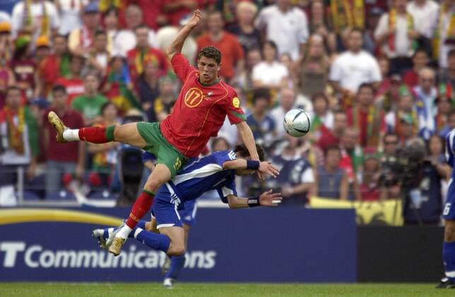 Cristiano Ronaldo (Portugal, li.) im Zweikampf Fußball EM Herren Euro 2004, Europameisterschaft, Länderspiel, Nationalmannschaft, Nationalteam, Gruppe A Gruppe Porto Dynamik,