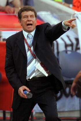 Nationaltrainer Otto Rehhagel (Griechenland) gibt Anweisungen Fußball EM Herren Euro 2004, Europameisterschaft, Länderspiel, Nationalmannschaft, Nationalteam, Gruppe A Einzelbild Porto Ungeduld,