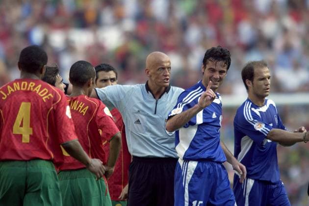 Schiedsrichter Pierluigi Collina (Italien) ermahnt die Griechen Zisis Vryzas (2. v. re.) und Angelos Basinas Fußball EM Herren Euro 2004, Europameisterschaft, Länderspiel, Nationalmannschaft, Nationalteam, Gruppe A Gruppe Porto