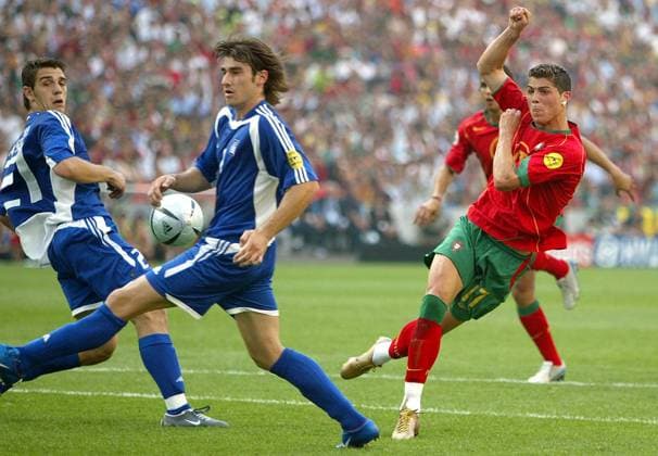 Cristiano Ronaldo (Portugal, re.) zieht ab, Konstantinos Katsouranis (li.) und Georgios Seitaridis (beide Griechenland) kommen zu spät Fußball EM Herren Euro 2004, Europameisterschaft, Länderspiel, Nationalmannschaft, Nationalteam, Gruppe A Gruppe Porto Dynamik,