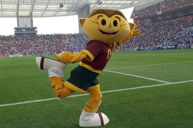 Kinas - das offizielle Maskottchen der Europameisterschaft 2004 - tanzt auf dem Rasen Fußball EM Herren Euro 2004, Europameisterschaft, Eröffnungsfeier, Eröffnung, Eröffnungsveranstaltung, Einzelbild Porto