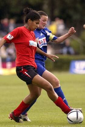 Navina Omilade (Potsdam, li.) gegen Pia Wunderlich (Frankfurt) Fußball 1. BL Damen Saison 2003 2004, Frauen, Frauenfußball, 1. FFC Frankfurt - 1. FFC Turbine Potsdam 2:7 Gruppe Frankfurt M. Dynamik,