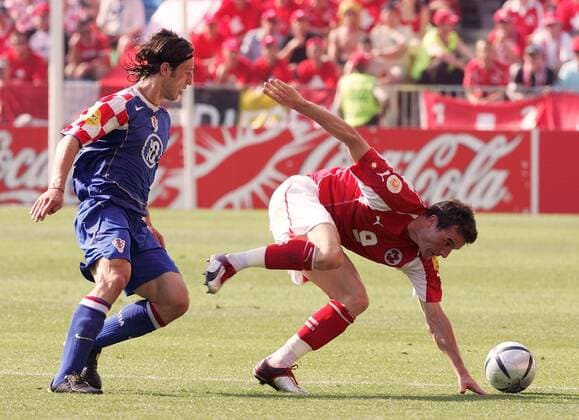 Niko Kovac (li., Kroatien) gegen Alexander Frei (Schweiz) Fußball EM Herren Euro 2004, Europameisterschaft, Länderspiel, Nationalmannschaft, Nationalteam, Gruppe B, Vdig Gruppe Leiria Dynamik,