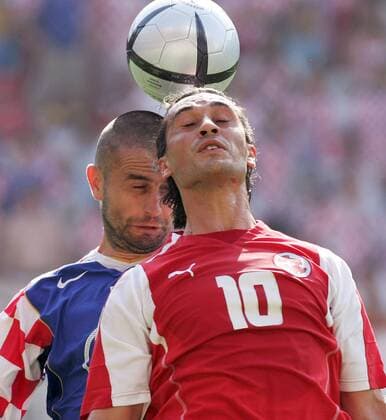 Hakan Yakin (vorn, Schweiz) gegen Nenad Bjelica (Kroatien) Fußball EM Herren Euro 2004, Europameisterschaft, Länderspiel, Nationalmannschaft, Nationalteam, Gruppe B, Vdig Gruppe Leiria Dynamik,