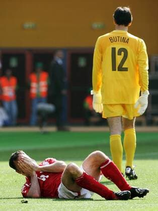 Stephane Chapuisat (Schweiz) verletzt am Boden, Torwart Tomislav Butina (Kroatien) kehrt ihm den Rücken Fußball EM Herren Euro 2004, Europameisterschaft, Länderspiel, Nationalmannschaft, Nationalteam, Gruppe B, Vdig Gruppe Leiria