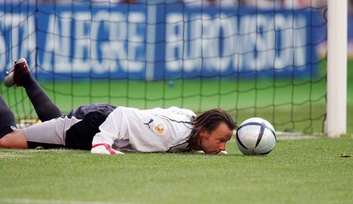 Torwart Jörg Stiel (Schweiz) - kuriose Rettungsaktion per Kopf Fußball EM Herren Euro 2004, Europameisterschaft, Länderspiel, Nationalmannschaft, Nationalteam, Gruppe B Einzelbild Leiria Abwehr,