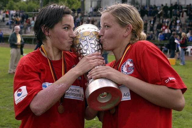 Der 1. FFC Turbine Potsdam ist Deutscher Meister 2004: Ariane Hingst (li.) und Viola Odebrecht (beide Potsdam) küssen den Pokal Fußball 1. BL Damen Saison 2003 2004, Frauen, Frauenfußball, Frankfurt - 1. FFC Turbine Potsdam 2:7, Vdig Gruppe Feier, feiern, Meisterfeier Frankfurt M. Glück Freude,