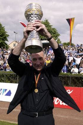 Der 1. FFC Turbine Potsdam ist Deutscher Meister 2004: Trainer Bernd Schröder (Potsdam) präsentiert stolz den Pokal Fußball 1. BL Damen Saison 2003 2004, Frauen, Frauenfußball, Frankfurt - 1. FFC Turbine Potsdam 2:7, Vdig Einzelbild Feier, feiern, Meisterfeier Frankfurt M.