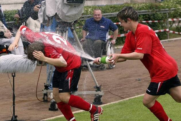 Der 1. FFC Turbine Potsdam ist Deutscher Meister 2004: Jennifer Zietz (re.) erfrischt Petra Wimbersky (beide Potsdam) mit einer Sektdusche Fußball 1. BL Damen Saison 2003 2004, Frauen, Frauenfußball, Frankfurt - 1. FFC Turbine Potsdam 2:7, Vdig Gruppe Feier, feiern, Meisterfeier Frankfurt M. Freude,