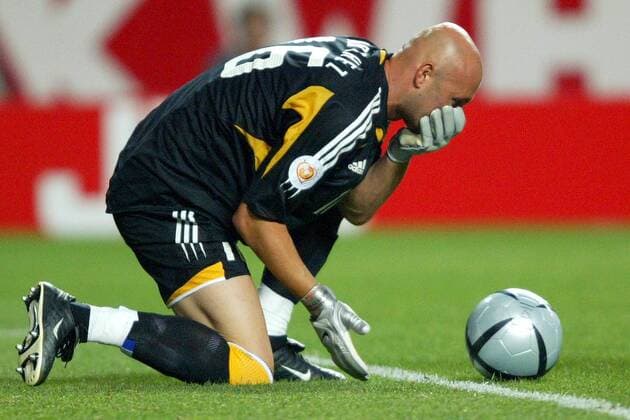 Torwart Fabien Barthez (Frankreich) hält sich die verletzte Nase, nachdem ihm der Adidas Roteiro Ball an eben dieser getroffen hat - VERÖFFENTLICHUNGSRECHTE NUR FÜR DEUTSCHE MEDIEN Fußball EM Herren Euro 2004, Europameisterschaft, Länderspiel, Nationalmannschaft, Nationalteam, Gruppe B, Vdig Einzelbild Lissabon