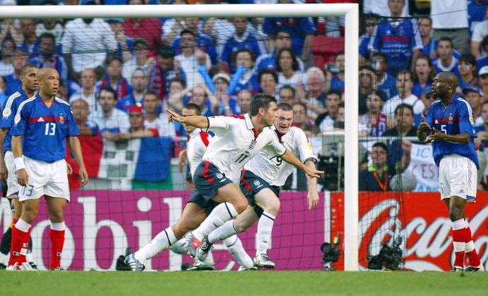 Torschütze Frank Lampard (2.v.li.) und Wayne Rooney (beide England, re.) - Torjubel, William Gallas (re.) und Mikael Silvestre (beide Frankreich, li.) weisen noch die Schuld zu - VERÖFFENTLICHUNGSRECHTE NUR FÜR DEUTSCHE MEDIEN Fußball EM Herren Euro 2004, Europameisterschaft, Länderspiel, Nationalmannschaft, Nationalteam, Gruppe B, Vdig Gruppe Lissabon Freude,