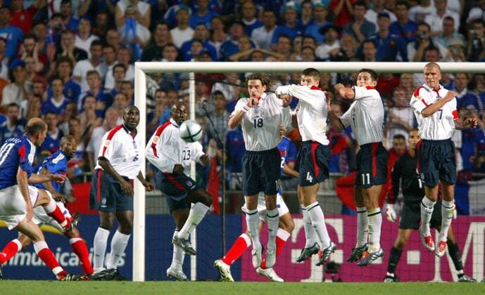 Das 1:1 - Zinedine Zidane (Frankreich) überwindet die englische Freistoßmauer, v.li.: Sol Campbell, Darius Vassell, Owen Hargreaves, Steven Gerrard, Frank Lampard und David Beckham - VERÖFFENTLICHUNGSRECHTE NUR FÜR DEUTSCHE MEDIEN Fußball EM Herren Euro 2004, Europameisterschaft, Länderspiel, Nationalmannschaft, Nationalteam, Gruppe B, Vdig Gruppe Lissabon Dynamik,