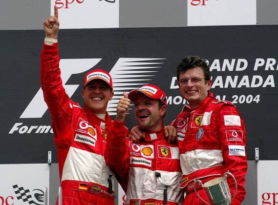 Siegerehrung GP Kanada 2004: v.li.: Michael Schumacher (Deutschland), Rubens Barrichello (Brasilien) und Renningenieur Chris Dyer (Australien alle Ferrari) lassen sich feiern Motorsport Grand Prix Herren Großer Preis von Kanada 2004, Formel 1 Weltmeisterschaft, F1, F, GP, WM, Vdig Gruppe Montreal Freude,