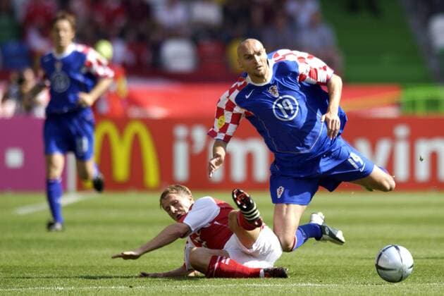 Christoph Spycher (Schweiz, li.) gegen Ivica Mornar (Kroatien) Fußball EM Herren Euro 2004, Europameisterschaft, Länderspiel, Nationalmannschaft, Nationalteam, Gruppe B Gruppe Leiria Dynamik, Kampf,