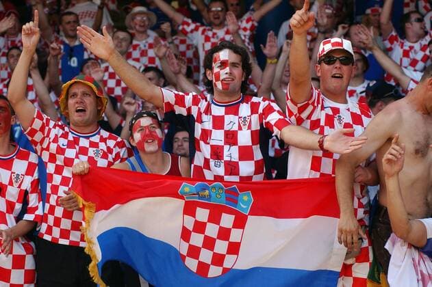Kroatische Fans sorgen für gute Stimmung Fußball EM Herren Euro 2004, Europameisterschaft, Länderspiel, Nationalmannschaft, Nationalteam, Gruppe B Gruppe Leiria