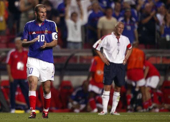 Zinedine Zidane (Frankreich, li.) feuert sein Team an, re. der enttäuschte David Beckham (England) Fußball EM Herren Euro 2004, Europameisterschaft, Länderspiel, Nationalmannschaft, Nationalteam, Gruppe B Gruppe Lissabon Überlegenheit,