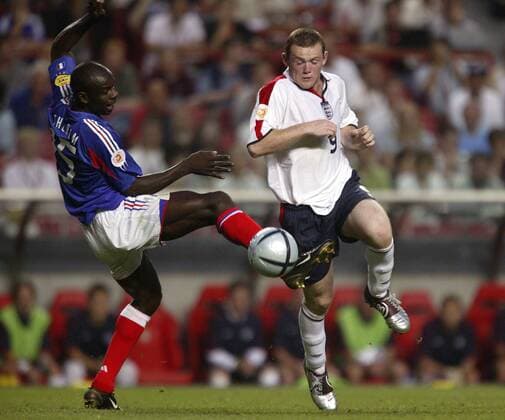 Wayne Rooney (England, re.) gegen Lilian Thuram (Frankreich) Fußball EM Herren Euro 2004, Europameisterschaft, Länderspiel, Nationalmannschaft, Nationalteam, Gruppe B Gruppe Lissabon Dynamik, Kampf,