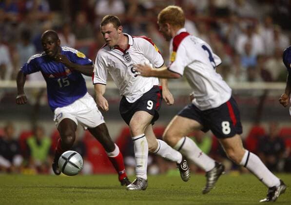 Wayne Rooney (England, Mitte) am Ball Fußball EM Herren Euro 2004, Europameisterschaft, Länderspiel, Nationalmannschaft, Nationalteam, Gruppe B Gruppe Lissabon Dynamik,