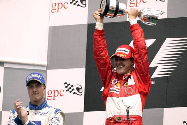 Michael Schumacher (Ferrari, re.) präsentiert die Trophäe für seinen Sieg beim Großen Preis von Kanada neidlos anerkannt von Bruder Ralf (BMW-Williams, beide Deutschland) Motorsport Grand Prix Herren Großer Preis von Kanada 2004, Formel 1 Weltmeisterschaft, F1, F, GP, WM, Vdig Gruppe Montreal Freude,