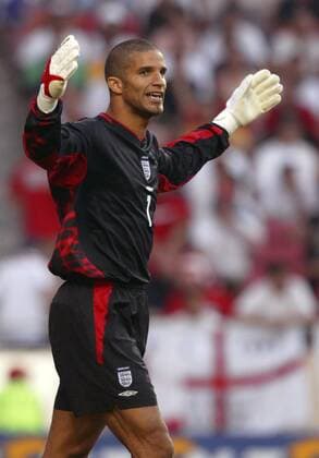 Torwart David James (England) hilflos Fußball EM Herren Euro 2004, Europameisterschaft, Länderspiel, Nationalmannschaft, Nationalteam, Gruppe B Einzelbild Lissabon