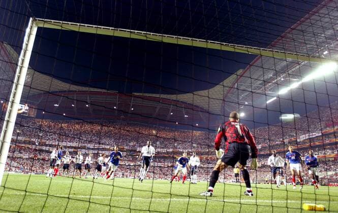 Torwart James (England) kann bei Frankreichs Ausgleichstreffer zum 1:1 nur tatenlos zusehen Fußball EM Herren Euro 2004, Europameisterschaft, Länderspiel, Nationalmannschaft, Nationalteam, Gruppe B Totale Estadio da Luz Lissabon