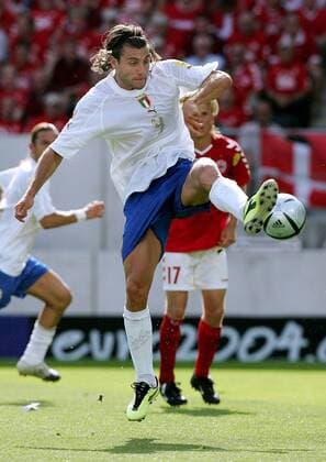 Christian Vieri (Italien) am Ball Fußball EM Herren Euro 2004, Europameisterschaft, Länderspiel, Nationalmannschaft, Nationalteam, Gruppe C Einzelbild Guimaraes Dynamik,
