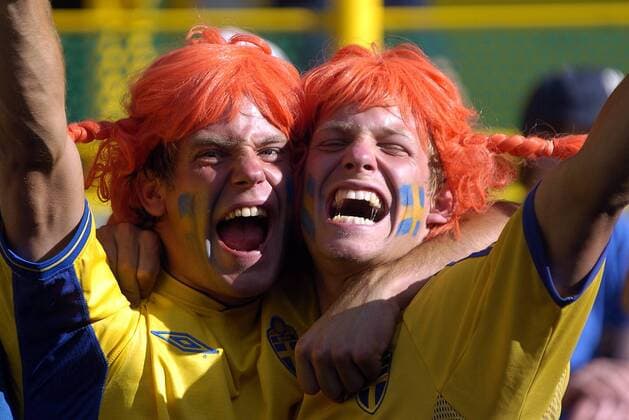 Schwedische Fans mit Pippi Langstrumpf-Perücken liegen sich glücklich in den Armen Fußball EM Herren Euro 2004, Europameisterschaft, Länderspiel, Nationalmannschaft, Nationalteam, Gruppe C Gruppe Lissabon Glück, Freude, Begeisterung,