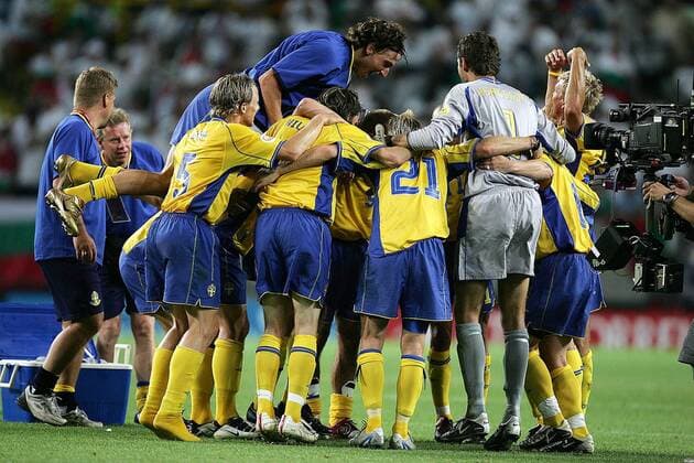 Das schwedische Team jubelt nach Schlusspfiff Fußball EM Herren Euro 2004, Europameisterschaft, Länderspiel, Nationalmannschaft, Nationalteam, Gruppe C, Gruppe Lissabon Freude, Begeisterung,