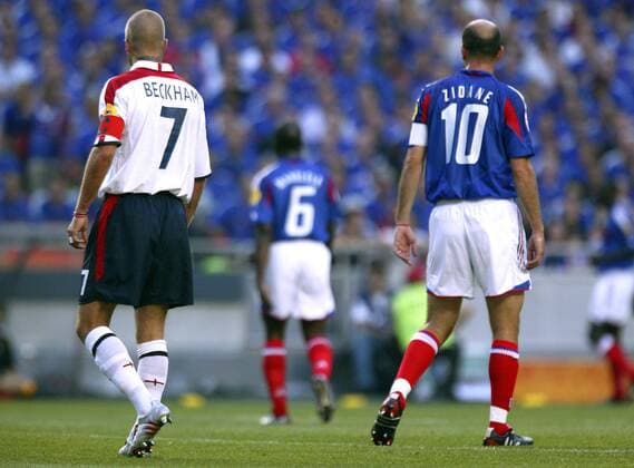 Zinedine Zidane (Frankreich, re.) und David Beckham (England) - Weltstars unter sich Fußball EM Herren Euro 2004, Europameisterschaft, Länderspiel, Nationalmannschaft, Nationalteam, Gruppe B Gruppe Lissabon