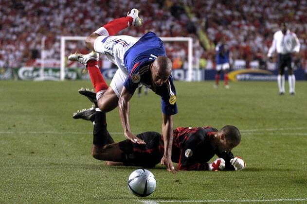 Das Foul von Torwart David James (England, re.) an Thierry Henry (Frankreich) im Strafraum führt zum entscheidenden Elfmeter (Serie 3 4) Fußball EM Herren Euro 2004, Europameisterschaft, Länderspiel, Nationalmannschaft, Nationalteam, Gruppe B Gruppe Lissabon Dynamik, Kampf,