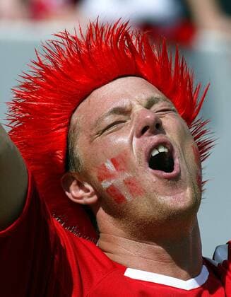 Dänischer Fan mit Gesichtsbemalung in den Landesfarben Fußball EM Herren Euro 2004, Europameisterschaft, Länderspiel, Nationalmannschaft, Nationalteam, Gruppe C Porträt Aufmacher Guimaraes Freude, Begeisterung
