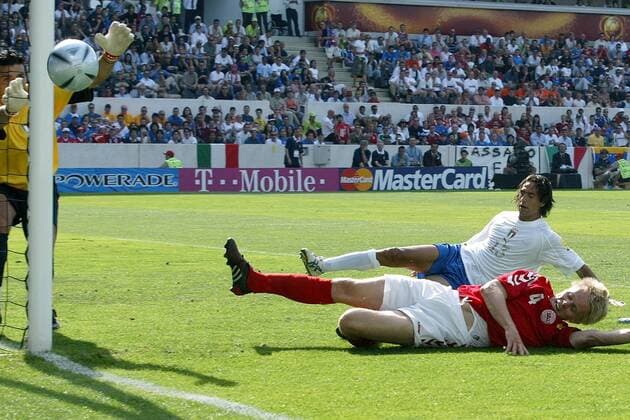 Martin Laursen (Dänemark, vorn) verpaßt den Ball und damit eine gute Torchance, hi. Alessandro Nesta (Italien) Fußball EM Herren Euro 2004, Europameisterschaft, Länderspiel, Nationalmannschaft, Nationalteam, Gruppe C Gruppe Guimaraes Dynamik,
