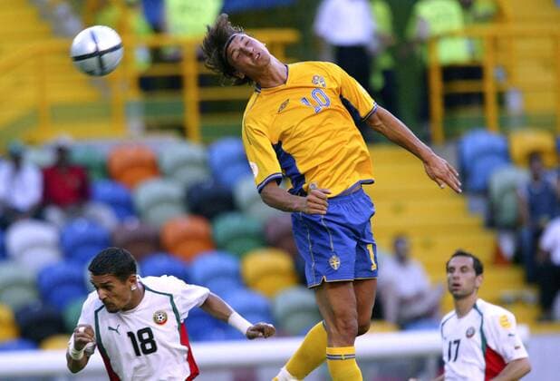 Zlatan Ibrahimovic (Schweden, re.) - Kopfball Fußball EM Herren Euro 2004, Europameisterschaft, Länderspiel, Nationalmannschaft, Nationalteam, Gruppe C Einzelbild Lissabon Dynamik, Höhe,