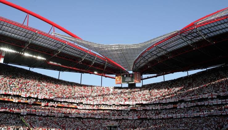 Englischer Fanblock im Estadio da Luz Fußball EM Herren Euro 2004, Europameisterschaft, Länderspiel, Nationalmannschaft, Nationalteam, Gruppe B Totale Stadion, Fußballstadion, innen, Innenansicht Lissabon