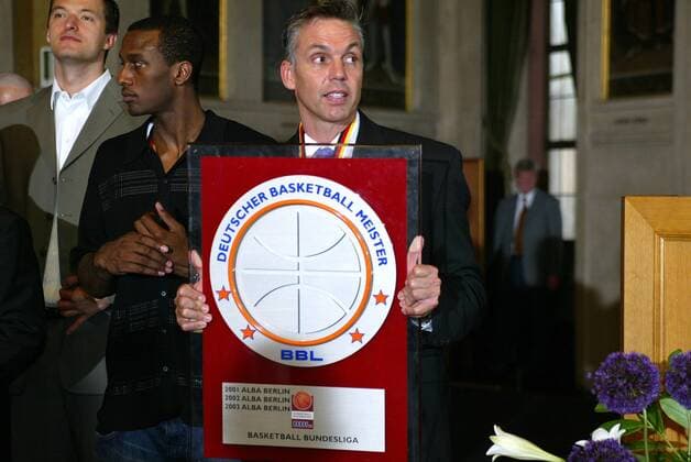 Trainer Gordon Herbert (Frankfurt) präsentiert stolz die Trophäe des Deutschen Meisters Basketball 1. BL Herren BBL Saison 2003 2004, Opel Skyliners Frankfurt, Empfang, Deutscher Meister, Deutsche, Meisterschaft Einzelbild Frankfurter Römer, Römerberg, Rathaus Frankfurt M.