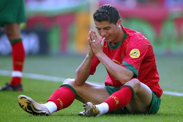 Cristiano Ronaldo (Portugal) bittet um Beistand Fußball EM Herren Euro 2004, Europameisterschaft, Portugal, Gruppe A Einzelbild Länderspiel Porto Unterwerfung Enttäuschung, Verzweiflung,