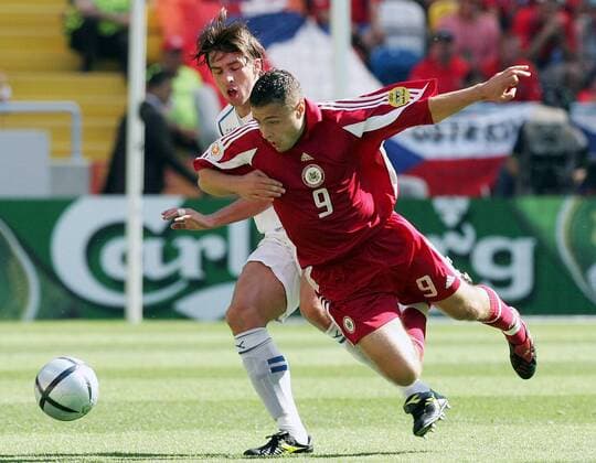 Maris Verpakovskis (Lettland, re.) gegen Zdenek Grygera (Tschechien) Fußball EM Herren Euro 2004, Europameisterschaft, Länderspiel, Nationalmannschaft, Nationalteam, Gruppe D Gruppe Aveiro Dynamik,