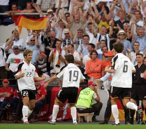 Torjubel Deutschland v.li.: Torsten Frings, Bernd Schneider und Baumann Fußball EM Herren Euro 2004, Europameisterschaft, Länderspiel, Nationalmannschaft, Nationalteam, Gruppe D, Gruppe Porto Freude,