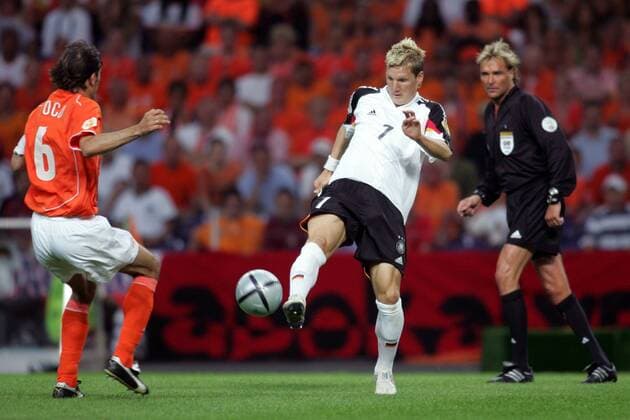 Bastian Schweinsteiger (Mitte, Deutschland) gegen Cocu (Niederlande), re. Fifa-Schiedsrichter Frisk (Schweden) Fußball EM Herren Euro 2004, Europameisterschaft, Länderspiel, Nationalmannschaft, Nationalteam, Gruppe D, Gruppe Porto Dynamik,