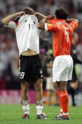Trikottausch: Bernd Schneider (li., Deutschland) und Giovanni van Bronckhorst (Niederlande) tauschen ihre Trikots Fußball EM Herren Euro 2004, Europameisterschaft, Länderspiel, Nationalmannschaft, Nationalteam, Gruppe D, Gruppe Porto