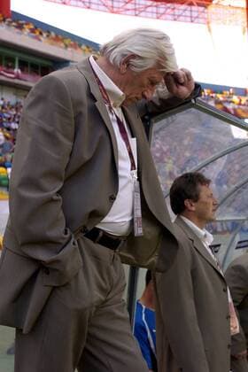 Nationaltrainer Karel Brückner (Tschechien) enttäuscht Fußball EM Herren Euro 2004, Europameisterschaft, Länderspiel, Nationalmannschaft, Nationalteam, Gruppe D, Einzelbild Aveiro Enttäuschung, Nachdenklichkeit,