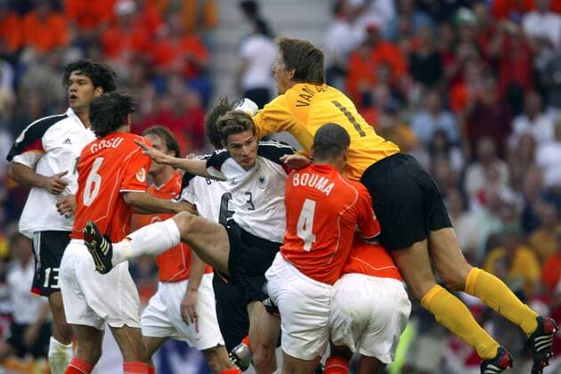 Torraumszene: Torwart Edwin van der Sar (Niederlande) wirft sich auf die deutschen Gegenspieler, u.a. Arne Friedrich (Mitte) Fußball EM Herren Euro 2004, Europameisterschaft, Länderspiel, Nationalmannschaft, Nationalteam, Gruppe D Gruppe Nationaltrikot Porto Dynamik, Kampf