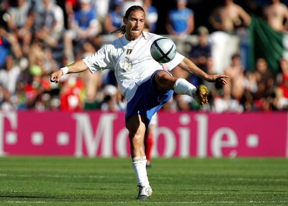 Francesco Totti (Italien) am Ball Fußball EM Herren Euro 2004, Europameisterschaft, Länderspiel, Nationalmannschaft, Nationalteam, Gruppe C Einzelbild Aufmacher Guimaraes
