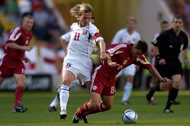 Pavel Nedved (li., Tschechien) gegen Imants Bleidelis (Lettland) Fußball EM Herren Euro 2004, Europameisterschaft, Länderspiel, Nationalmannschaft, Nationalteam, Gruppe D, Gruppe Aveiro Dynamik,